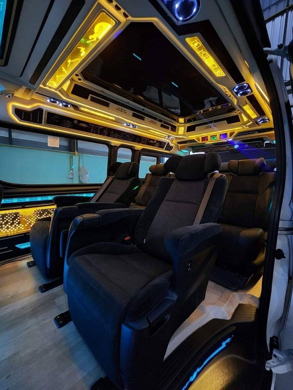 เหมารถตู้